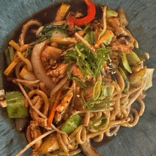 Mittagsmenü - Udon Nudeln mit Hähnchen