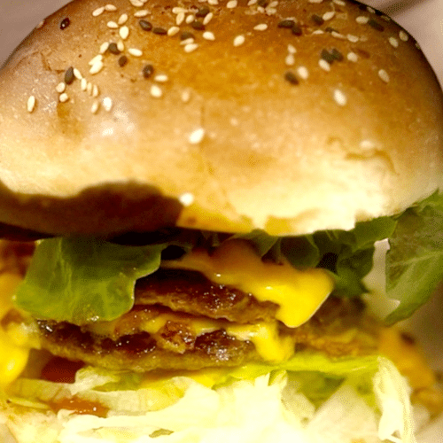 Double Burger mit 2 Stücken Hamburgerfleisch