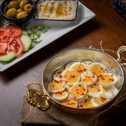 Gekochte Eier mit Avocado & Hummus