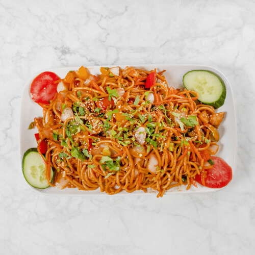 Gebratene Nudeln mit Hähnchen, Paprika, Karotten und Zwiebeln