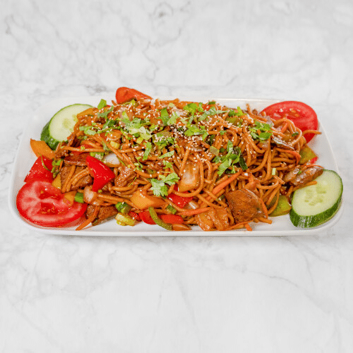 Gebratene Nudeln mit Rindfleisch, Paprika, Karotten und Zwiebeln