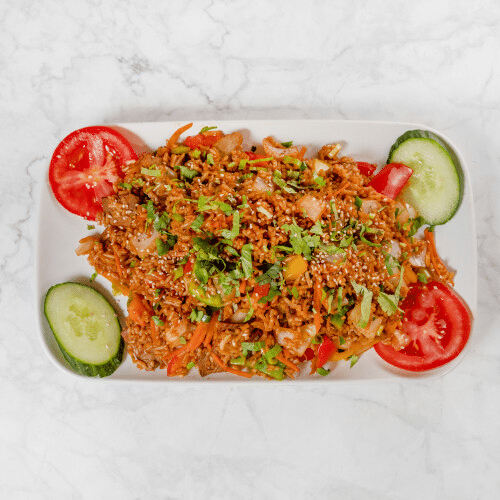 Gebratene Reis mit Rindfleisch, Paprika, Karotten und Zwiebeln