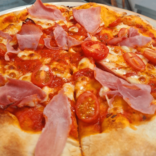 Pizza mit Putenschinken