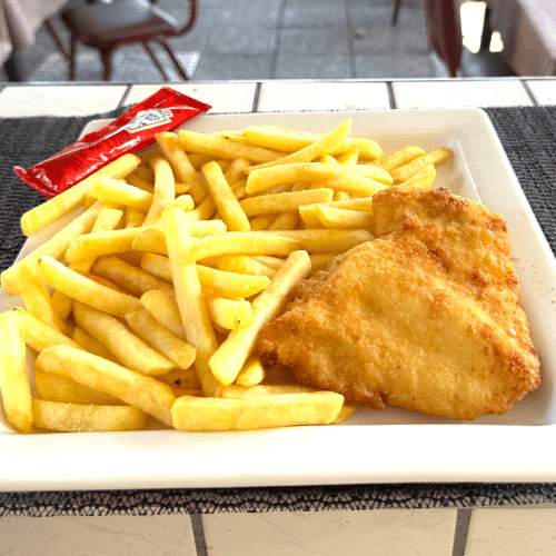 Hähnchenschnitzel mit pommes