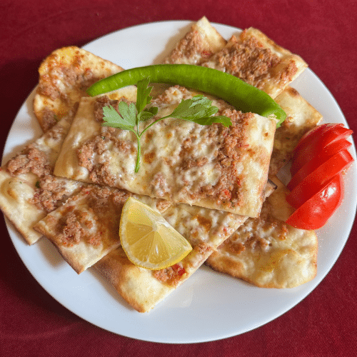 Türkische Pizza mit Hackfleisch und Käse