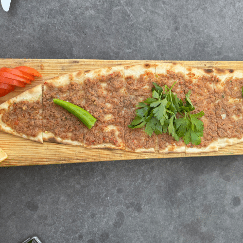 Türkische Pizza mit Hackfleisch