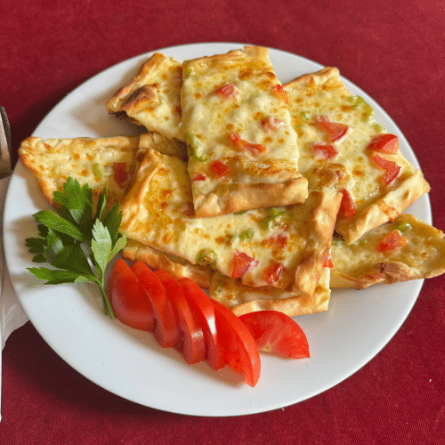 Türkische Pizza mit Käse