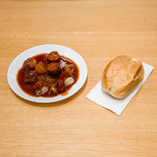 Currywurst mit Brötchen