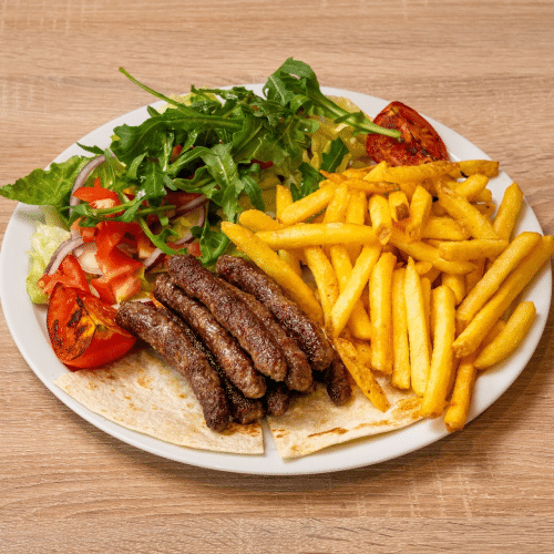 Köfte Teller mit Salat und Pommes frites
