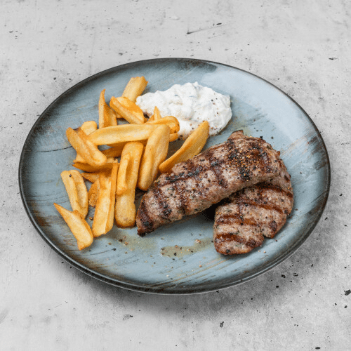 Hausgemachtes Bifteki aus Rind- und Schweinefleisch