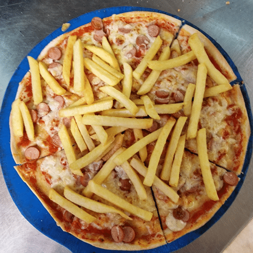 Pizza Würstchen und Pommes frites