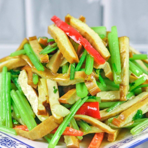 Gebratene Sellerie mit Getrocknetem Tofu