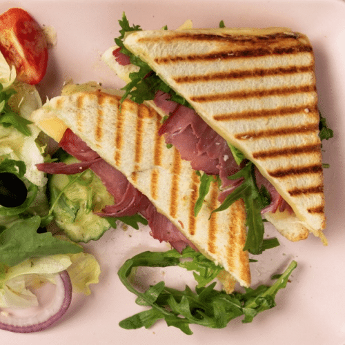 Bresaola Toast mit Beilage Salat
