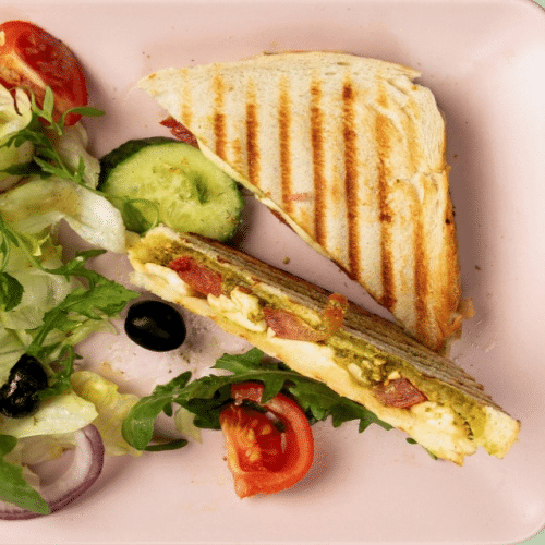 Mozzarella Toast mit Beilage Salat