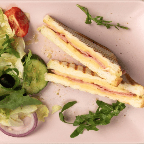 Puten Toast mit Beilage Salat