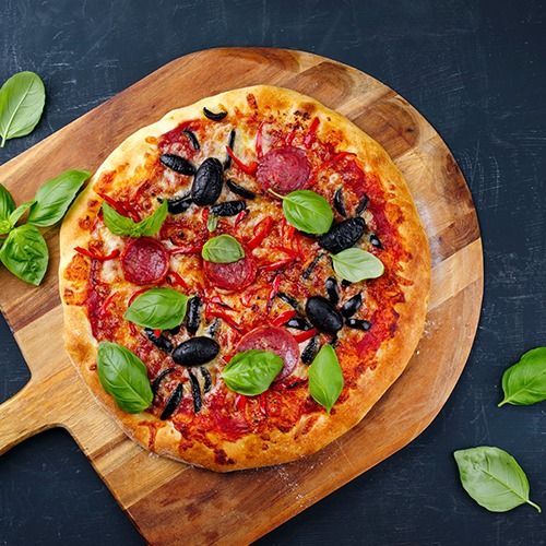 Pizza Salami mit Oliven