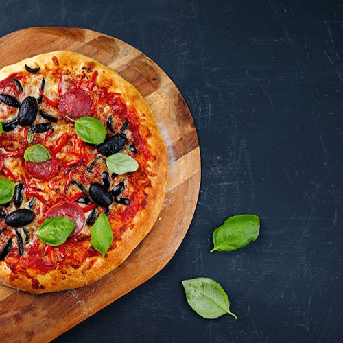 Pizza Salami mit Schinken und Oliven