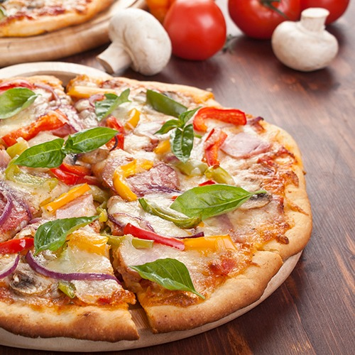 Pizza Schinken mit Oliven und Zwiebeln