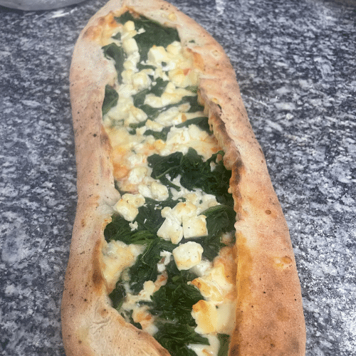 Pide mit Käse und Spinat