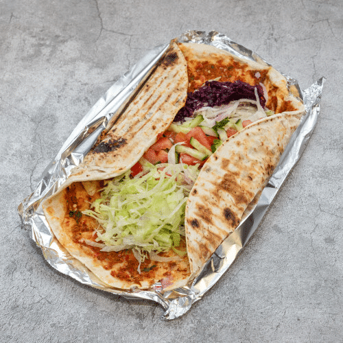 Lahmacun mit Salat