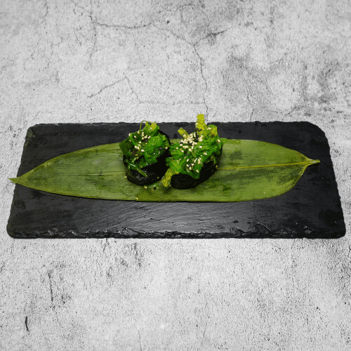 Gunkan - mit Lachs Tartar und Schnittlauch