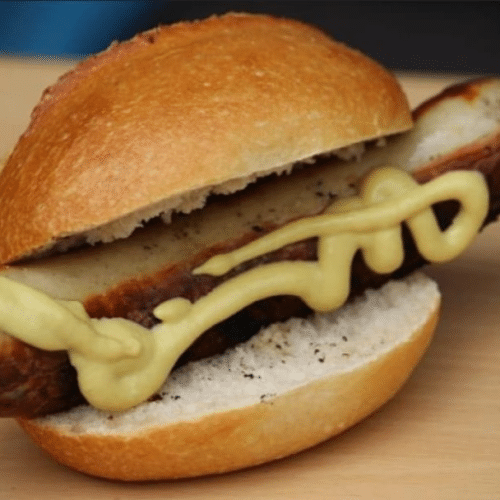 Bratwurst mit Brötchen