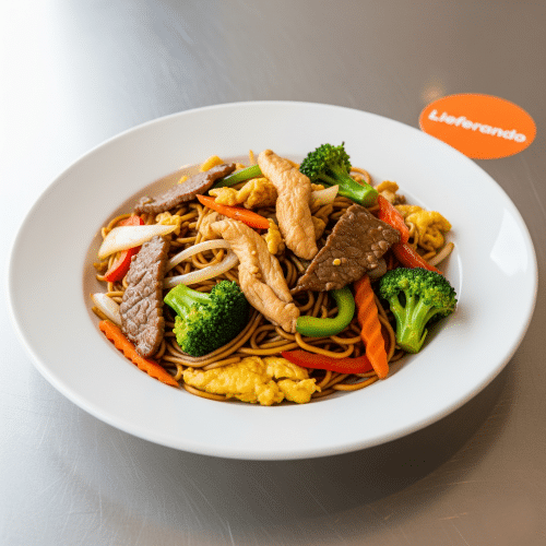 Gebratene Nudeln mit Hühner- und Rindfleisch,
