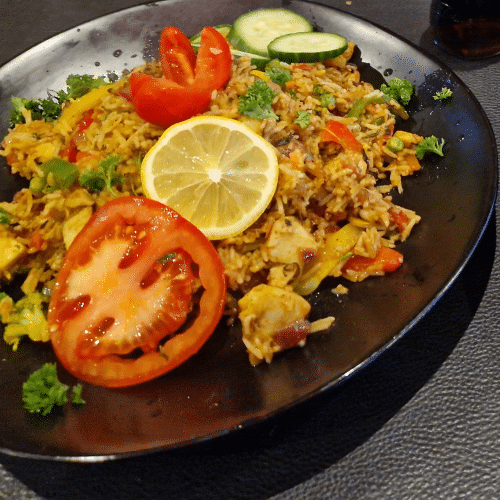 Gebratener Reis mit Gemüse und Hähnchen