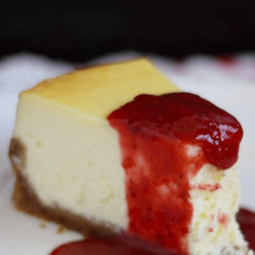 Käsekuchen mit Erdbeersoße
