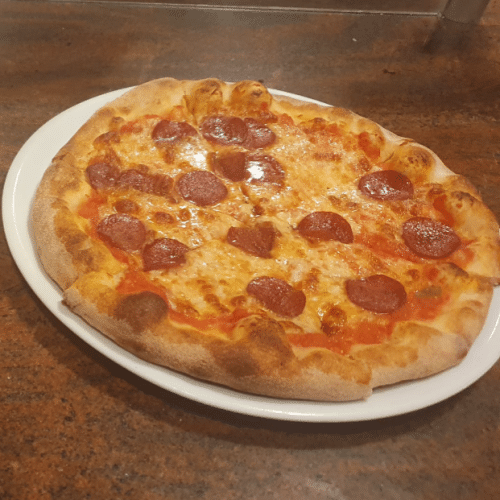 Pizza mit Peperoniwurst