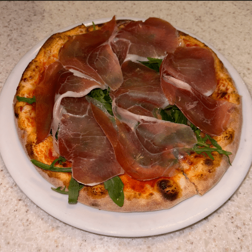 Pizza mit Rucola und Parmaschinken
