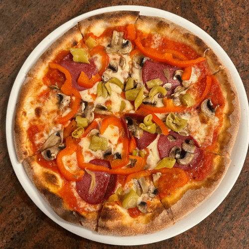 Pizza mit Salami Champignons, Paprika und Peperoni