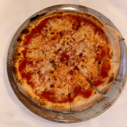 Pizza mit Tomaten und Mozzarella