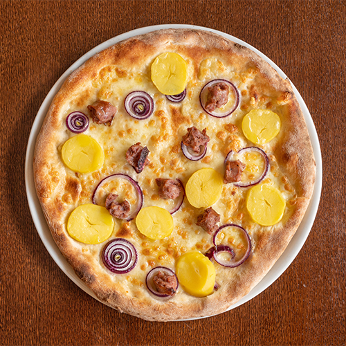 Pizza mit Mozzarella, frische Salsiccia, Kartoffeln und roten Zwiebeln