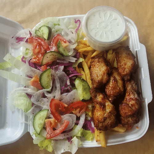 Chicken Wings Teller mit salat