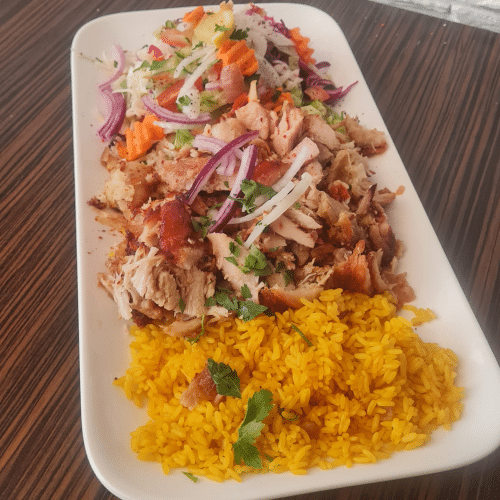 Drehspieß-Teller mit Hähnchen, Reis, Salat