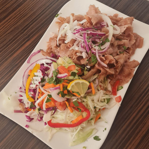 Drehspieß-Teller mit Nur Salat, Fleisch, Soße