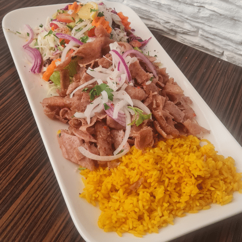 Drehspieß-Teller mit Reis, Fleisch und Salat