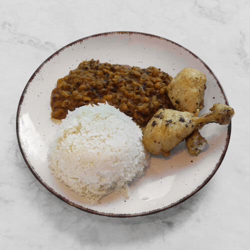 Reis mit Bohnensauce und Fleisch