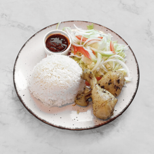 Reis mit Tomatensauce, Gemüse und Fleisch