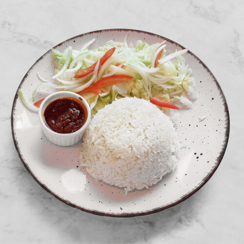 Reis mit Tomatensauce und Salat (vegetarisch)