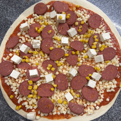 Pizza sucuk mit Hirtenkäse