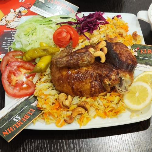 Gegrilltes Hähnchen mit Pommes frites, Salat