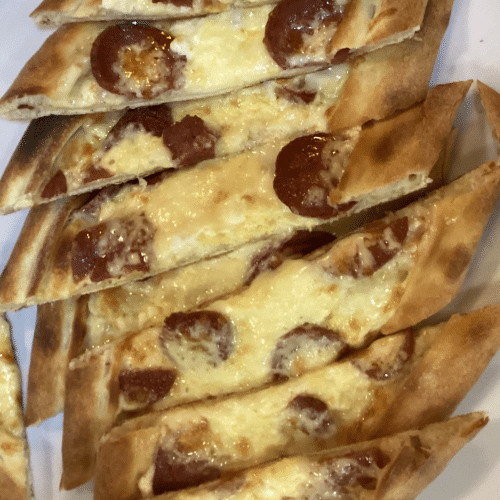 Pide mit Gouda, Weichkäse, Spiegelei und Knoblauchwurst(Sucuk)