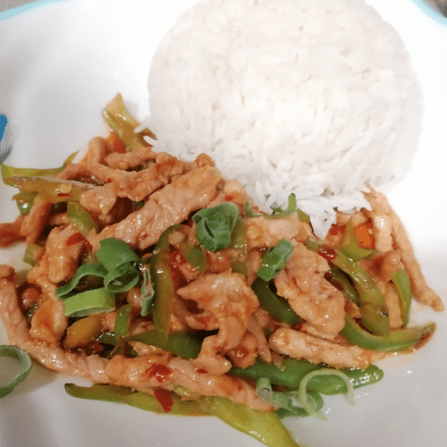 Geschnetzeltes Schweinefleisch mit grüner Paprika und Reis