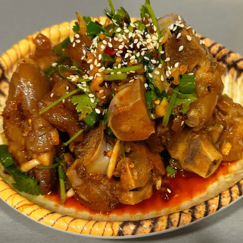 Scharfe geschmorte Schweinefüße