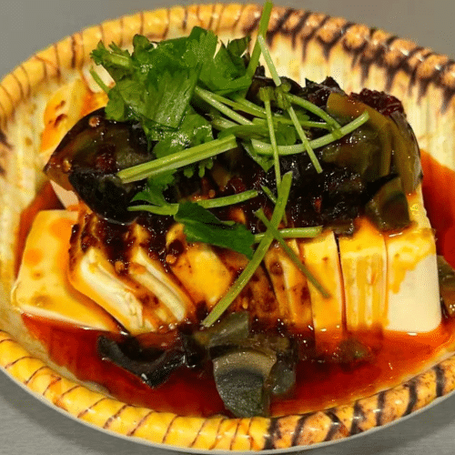 Tofu mit schwarzen Eiern in Chiliöl