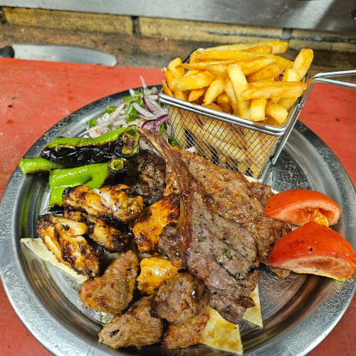 Anatolische Grillteller mit Salat Reis od. Pommes