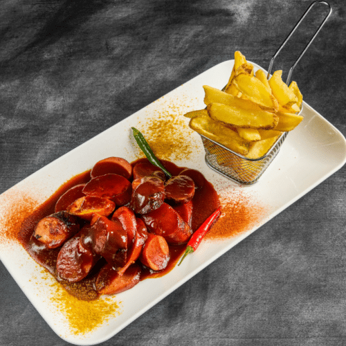 Best Currywurst in town mit Pommes Frites 2 Bratwürste