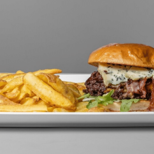 House Burger mit Pommes frites oder Rustic Fries